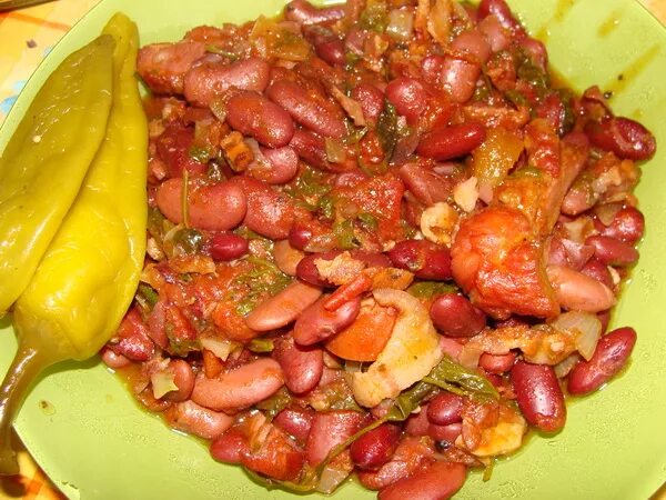 Фасоль с луком и морковью на сковороде. Фасоль с копченостями. острая фасоль с копченостями. фасоль с яйцами на сковороде. фасоль с морковью и луком на сковороде.