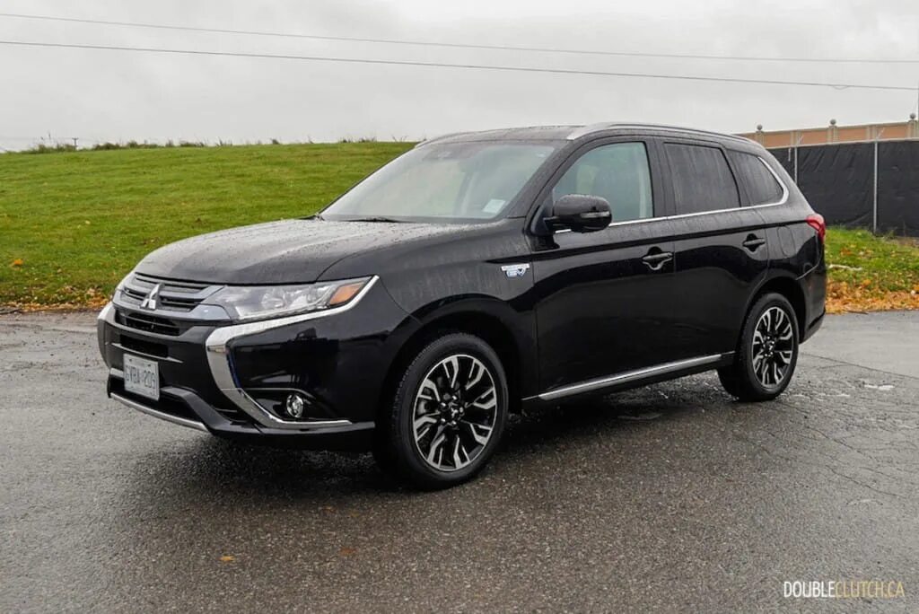 Mitsubishi outlander отзывы владельцев. Митсубиси Аутлендер 2019. Мицубиси Аутлендер черный 2017. Митсубиси Аутлендер 2019 черный. Митсубиси Аутлендер 2017 черный.