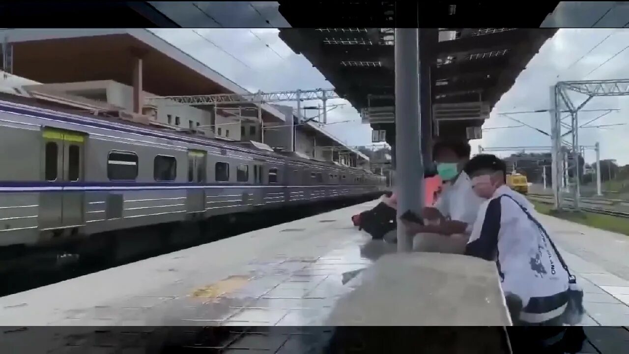 Поезд на перроне. Люди около поезда на перроне. Последствия землетрясения на Тайване. Люди в поезде.