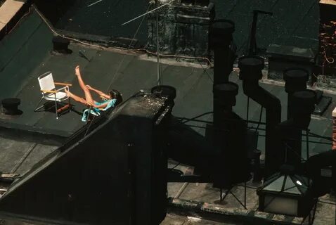 Загорающие девушки на крышах домов.
