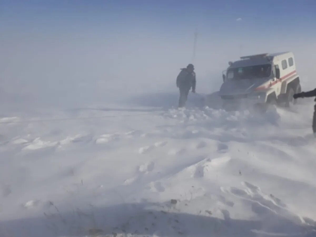 Какие дороги закрыли в казахстане. Трасса Ушарал - Достык. Снежные заносы в Казахстане. Снежные заносы на трассе. Снежный Буран в Казахстане.
