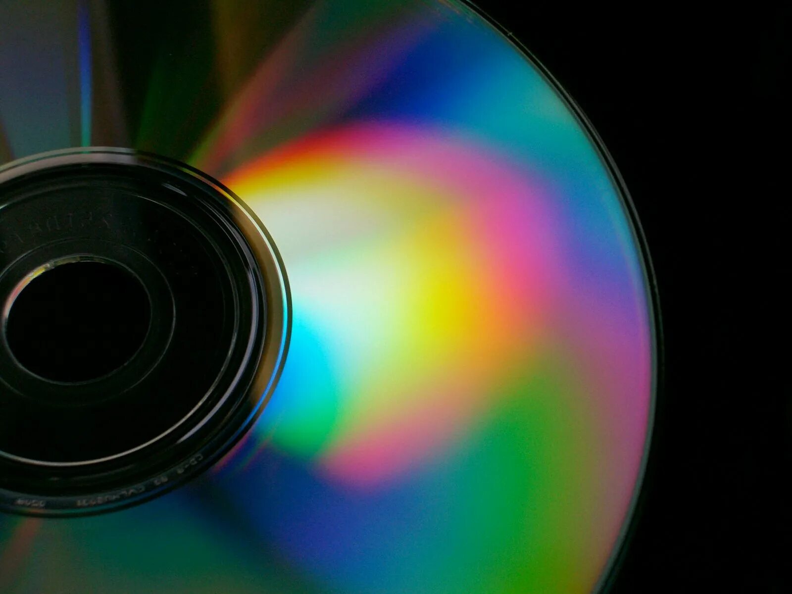 Дифракция света на компакт диске. Компакт диск Радужный. Радуга на компакт диске. Лазерный диск. Интерференция 2024