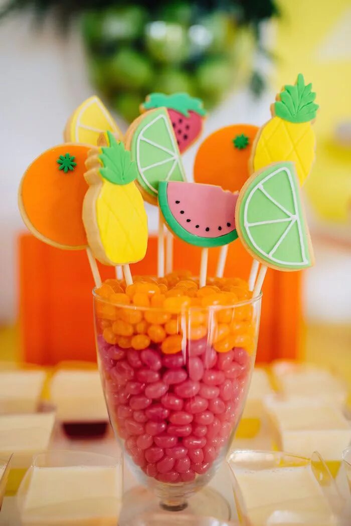 Fruits party don t vote on twitter. Фрукты для гавайской вечеринки. Вкусняшки на вечеринку. Фрукты на детский день рождения. Гавайская вечеринка.