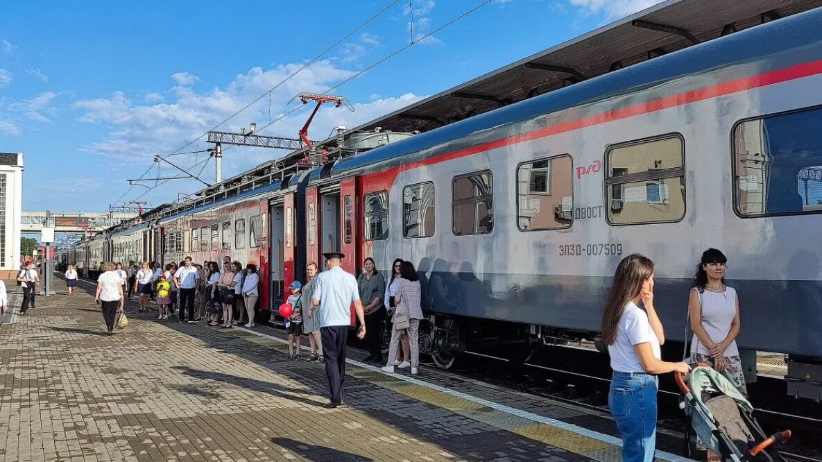 Поезд новый ургал хабаровск. Электропоезд см. Российские электрички. Электропоезд хор Хабаровск. Электричка фото.