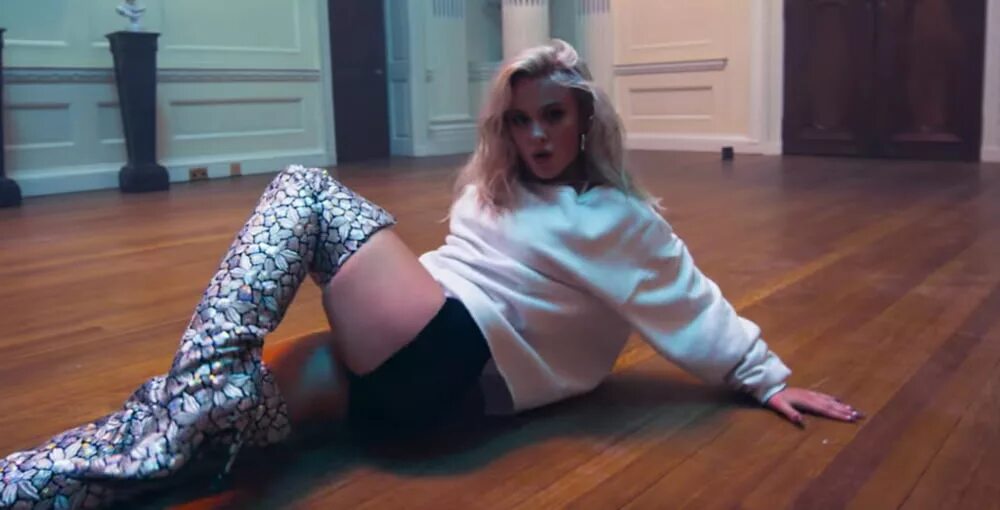 Zara Larsson шпагат. Ain t my Fault Zara Larsson. Zara Larsson фото 2022.