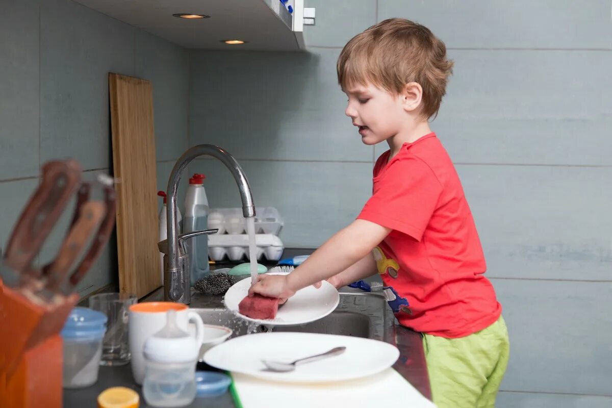 Мальчик помогает маме. Кухня для детей. Дети помогают родителям. Дети готовят еду. Готовим для детей.