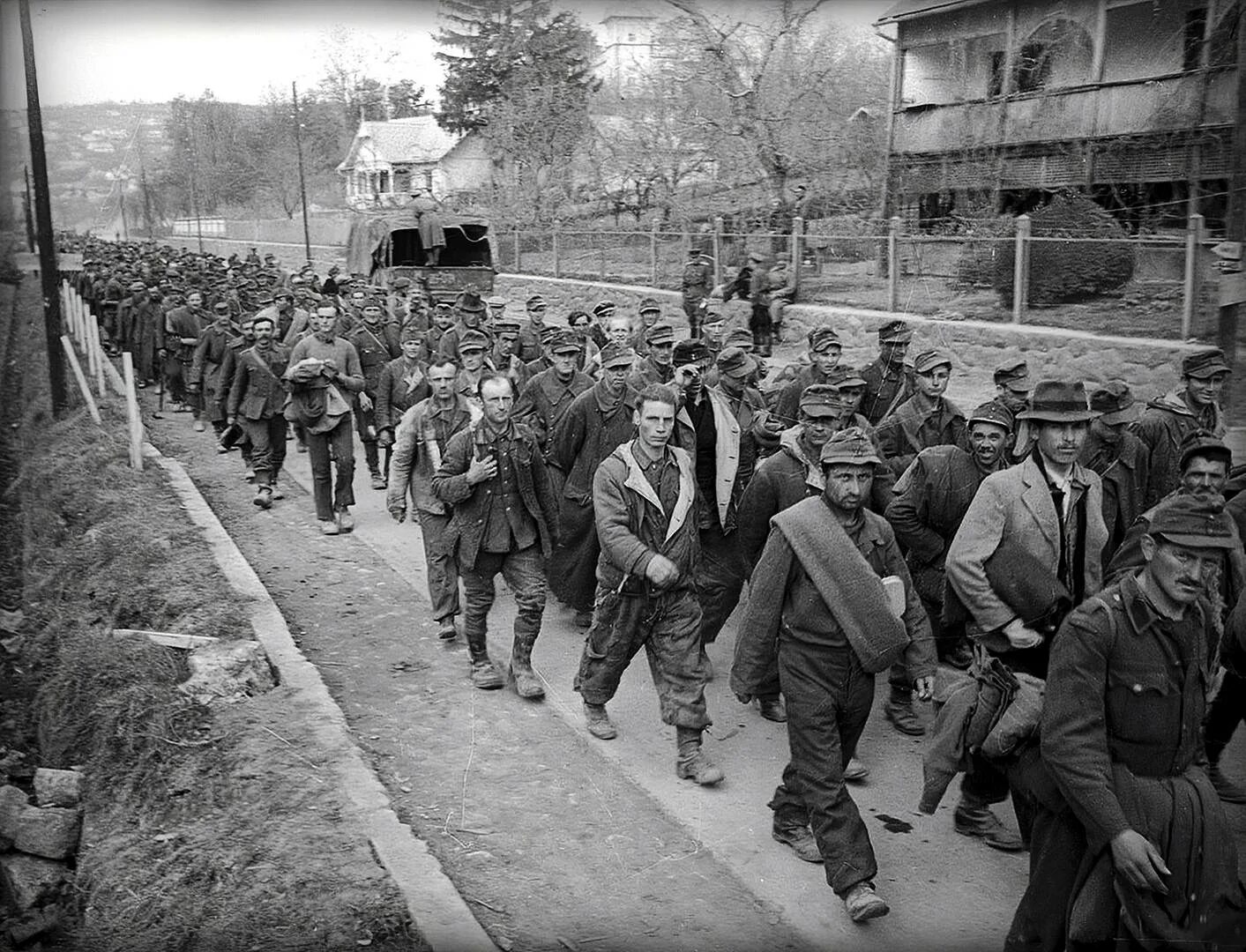 Пленные немцы Будапешт 1945. Венгерские военнопленные 1945. Бои в Венгрии 1945. Освобождение Будапешта 1944. Венгерские военнопленные