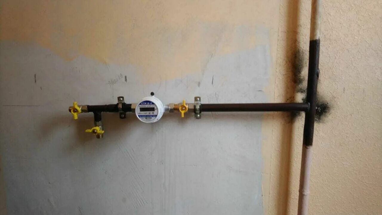 Газовая труба от окна. Подвод газа к частному дому. Декорирование газовой трубы на кухне. Газовая труба от окна. Коаксиальный дымоход на доме.
