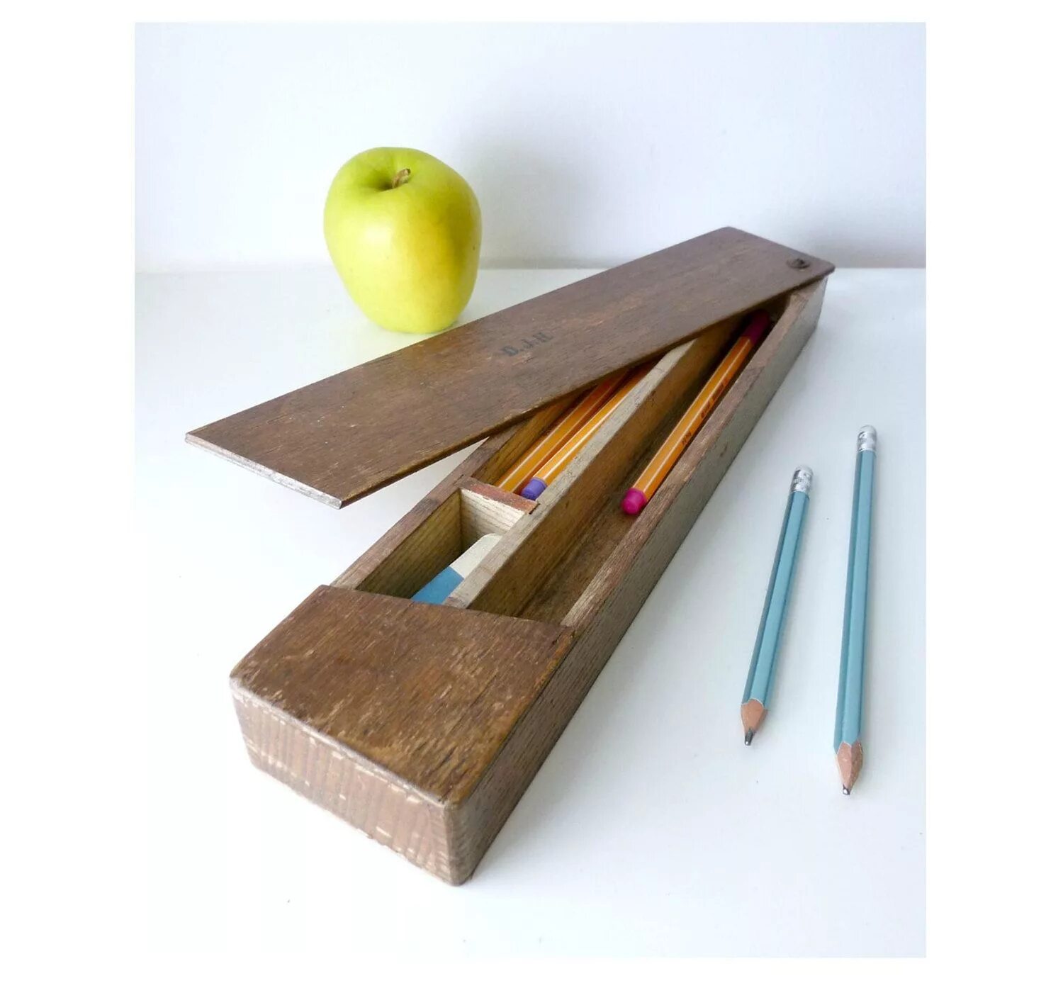 Деревянный пенал для карандашей. Пенал деревянный школьный. Деревянная коробка для карандашей. Пенал из дерева