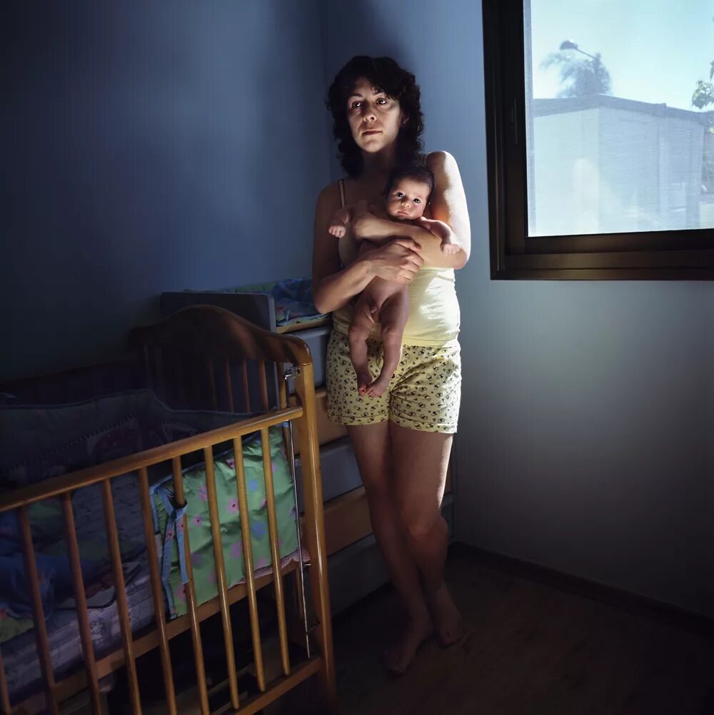 перед сыном. нижнее белье при детях. дочка на унитазе. фотограф джейд билл breastfeeding. совратила ребенка.