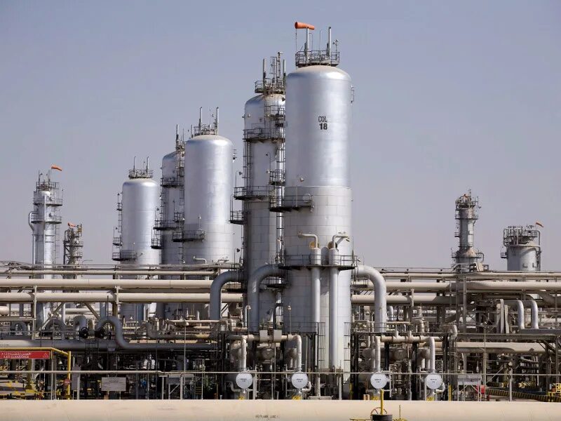 Oil processing. Нефтеперерабатывающий завод в Саудовской Аравии. Завод Сауди Арамко. Завлж Абкайке Саудовская Аравия. Химическая промышленность Саудовская Аравия.