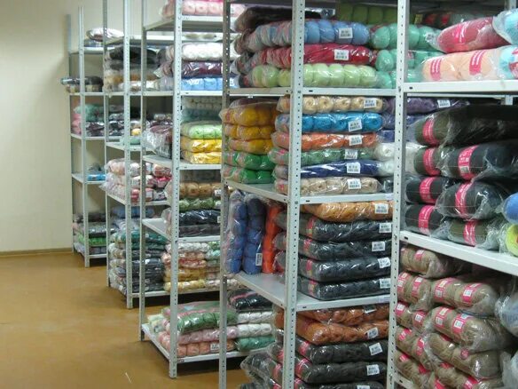 Перечень партнеров перекрестка. Фото россия у прилавка с добрыми глазами. Интерьер магазина продуктов. Магазин перекресток пакет. Стеллаж для пряжи.