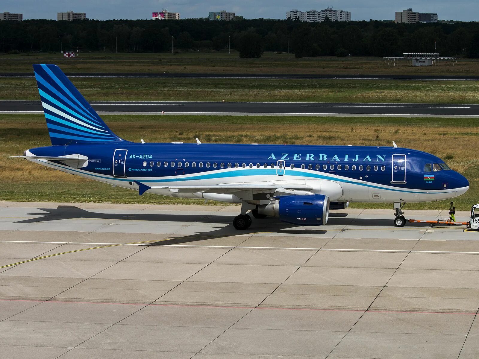 Сайт азал авиакомпания. Airbus a319 AZAL. A319 AZAL. AZAL Azerbaijan Airlines Airbus. AZAL aer 319 j2-810.