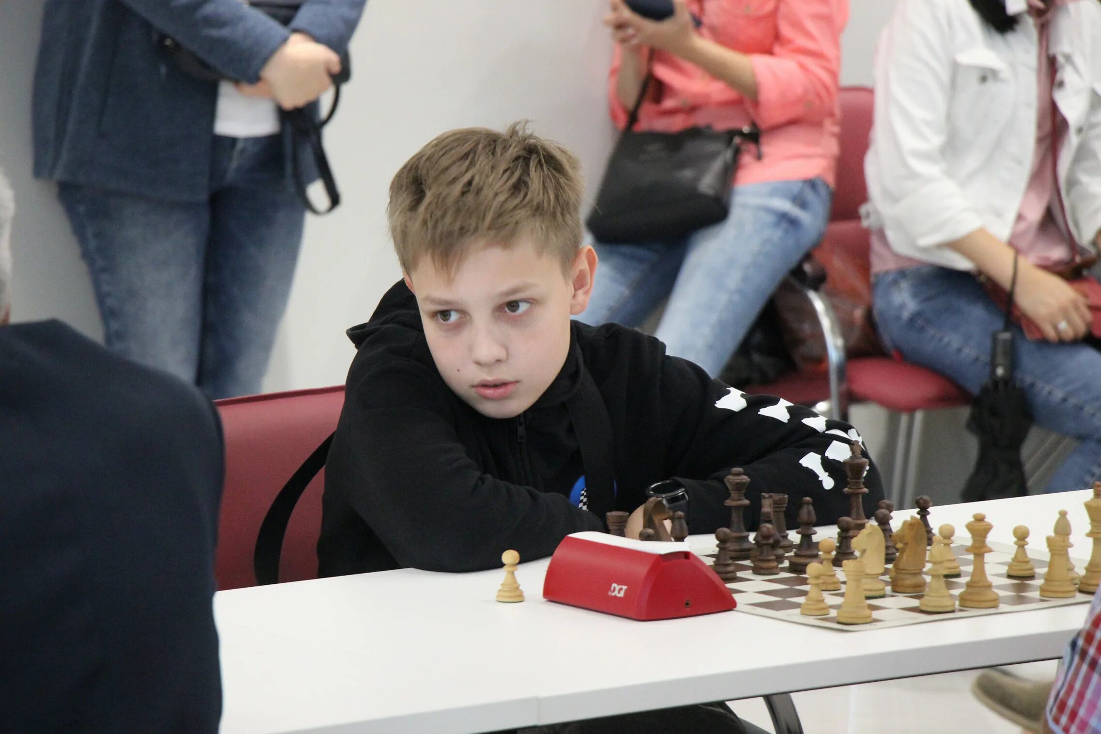 Играть в шахматы. Карпов и каспаров шахматисты. Шахматный матч. Магнус карлсен каруана. Шахматный матч.