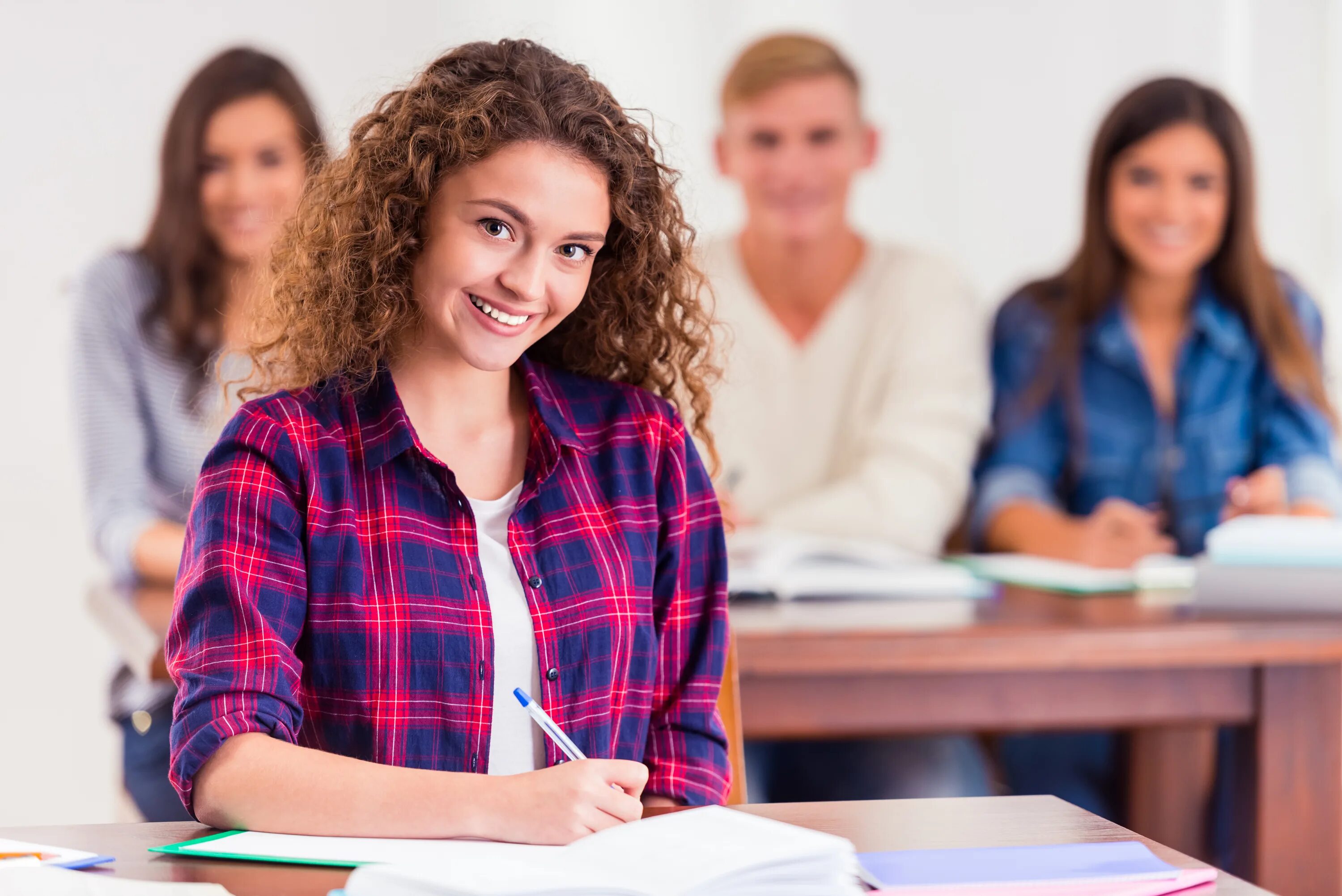 Guldu student. Красивый студент. Студент за партой. Человек студент. Английские студенты.