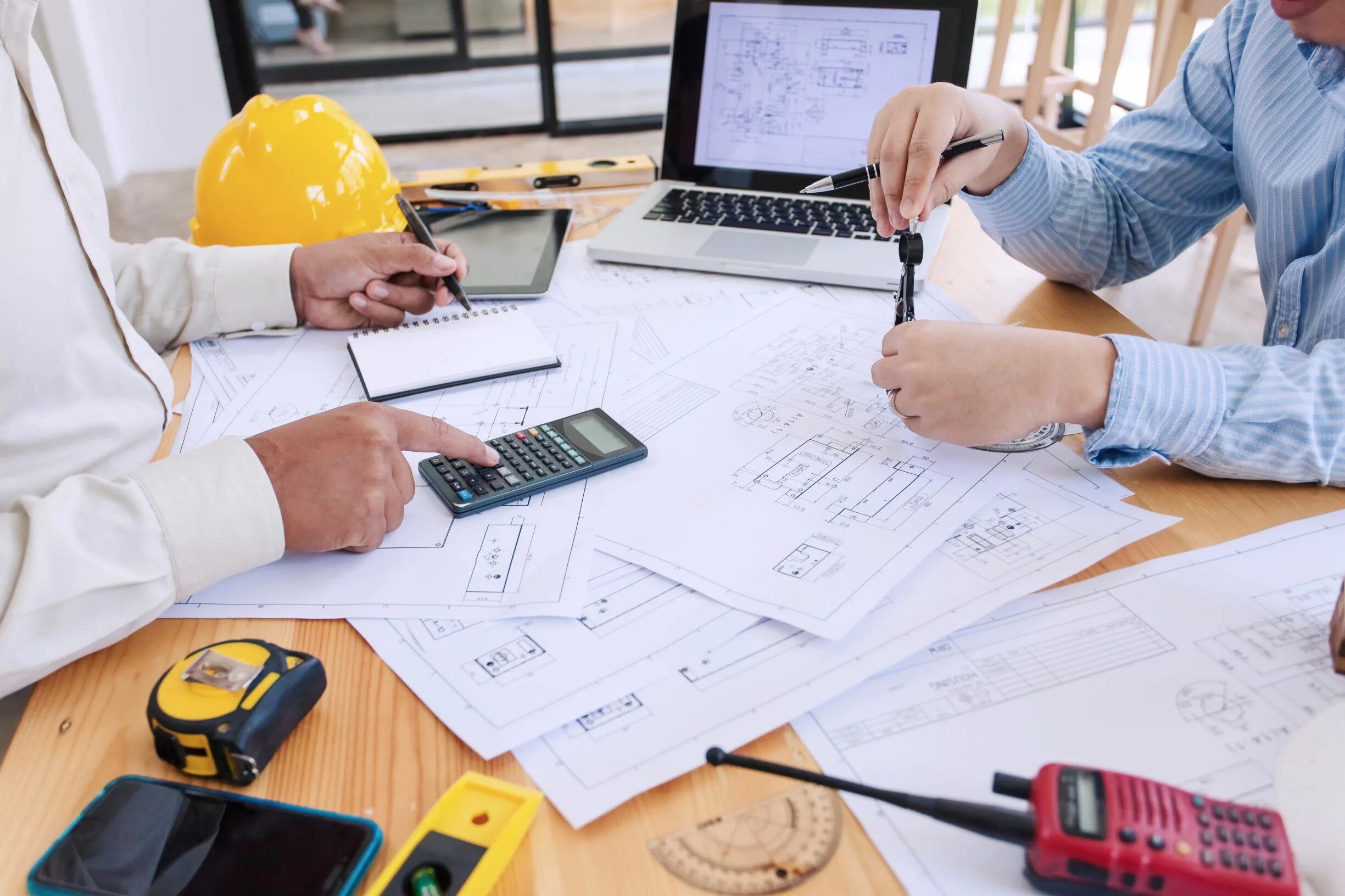 Архитектор чертит проект. Проектная подготовка строительства. Инженер архитектор. Картинки для проекта. Архитектор на стройке.