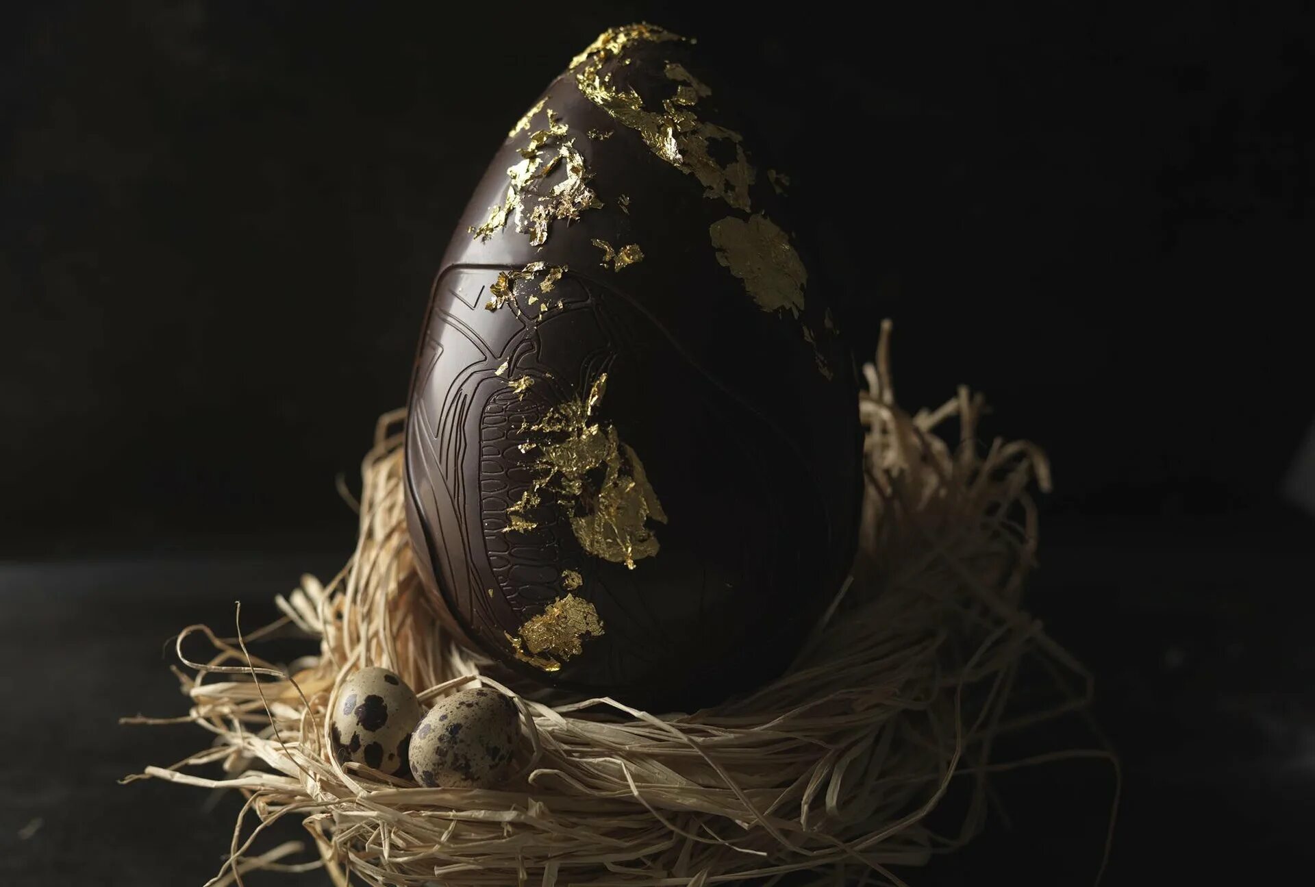Яйцо стало черным. Пасхальное яйцо. Черные яйца на Пасху. Пасхальные яйца на черном фоне. Темные яйца.