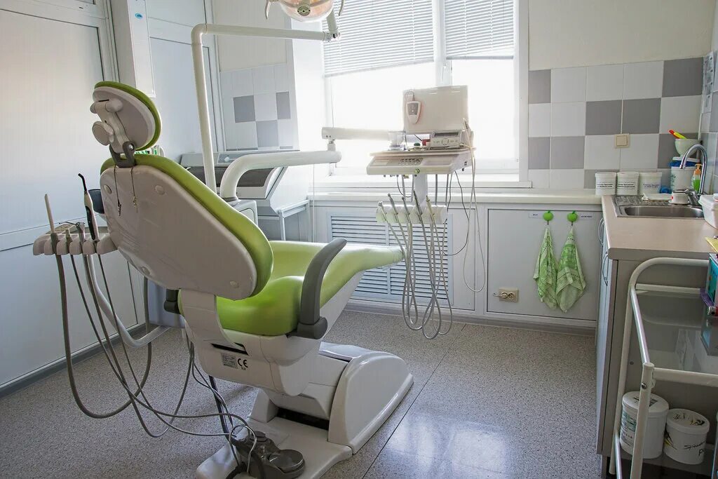 Поликлиника юрги. Зеленое яблоко верхняя Пышма стоматология. Стоматология яблоко. Стоматология Юрга. Зубы с яблоком стоматология.