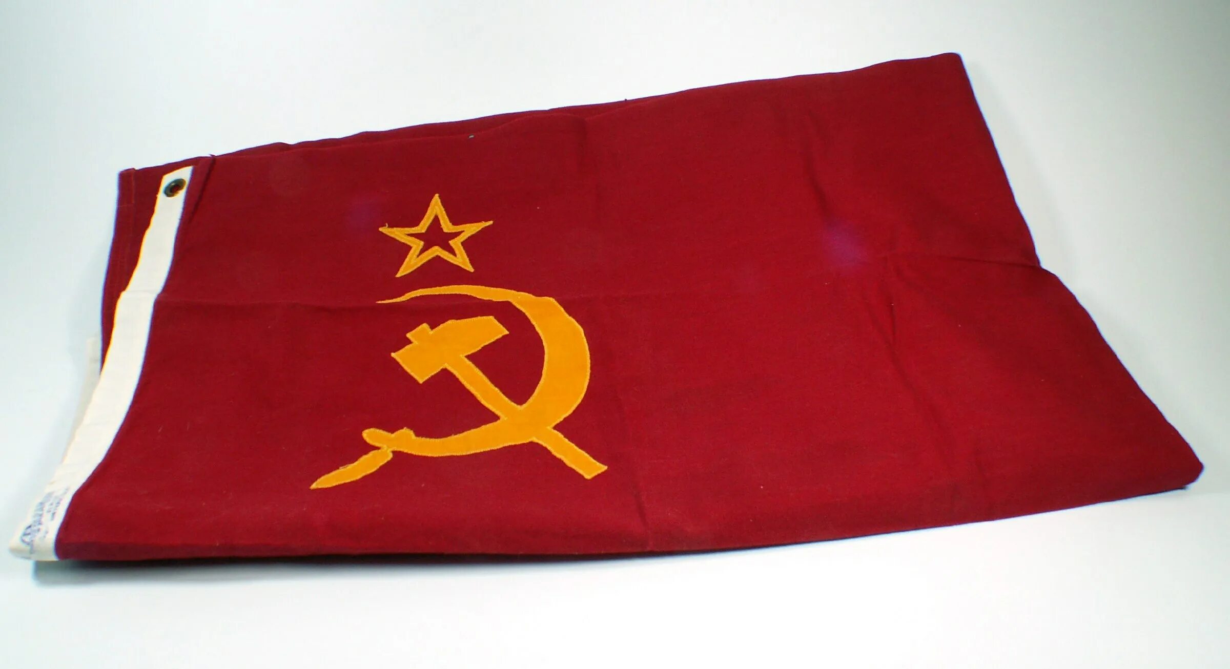 Красное Знамя СССР. Одеяло с флагом СССР. Флаг СССР И России вместе. Советский флаг 1980.
