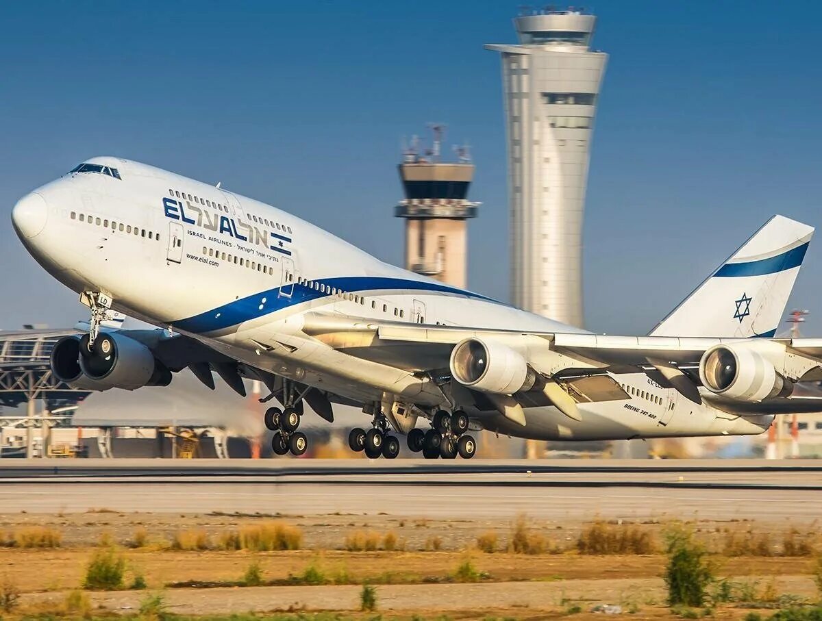 Jumbo jet. Боинг джамбо 747. Боинг 747 джамбо Джет. Джамбо Джет 747-400. Боинг 747 400 джамбо Джет.