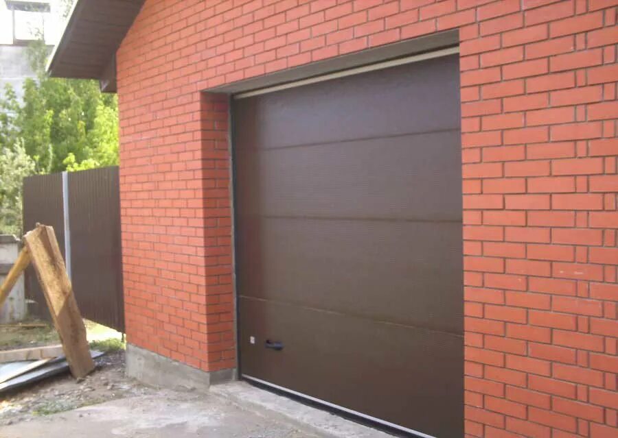 Гаражные ворота отзывы. Автоматические секционные ворота херман. Ворота секционные серии rsd01sc №1. Ворота алютех ral 9005. Ворота секционные подъемные hormann.