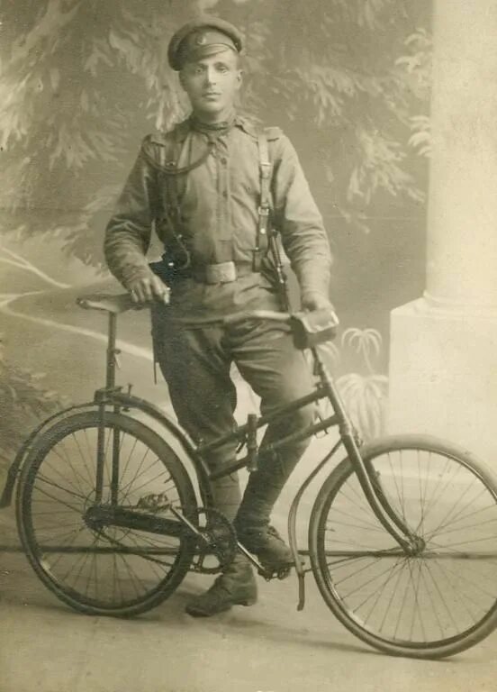 Немецки велосипед herrenrad victoria model 12. Армейский велосипед первая мировая. Самокатчики 19 века. Первый велосипед. Велосипедные войска.