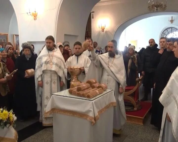 Сретение господне литургия. Находкинская. Церковные облачения омофор. Облачение священника на сретение господне. Обрезание господне облачение священника.