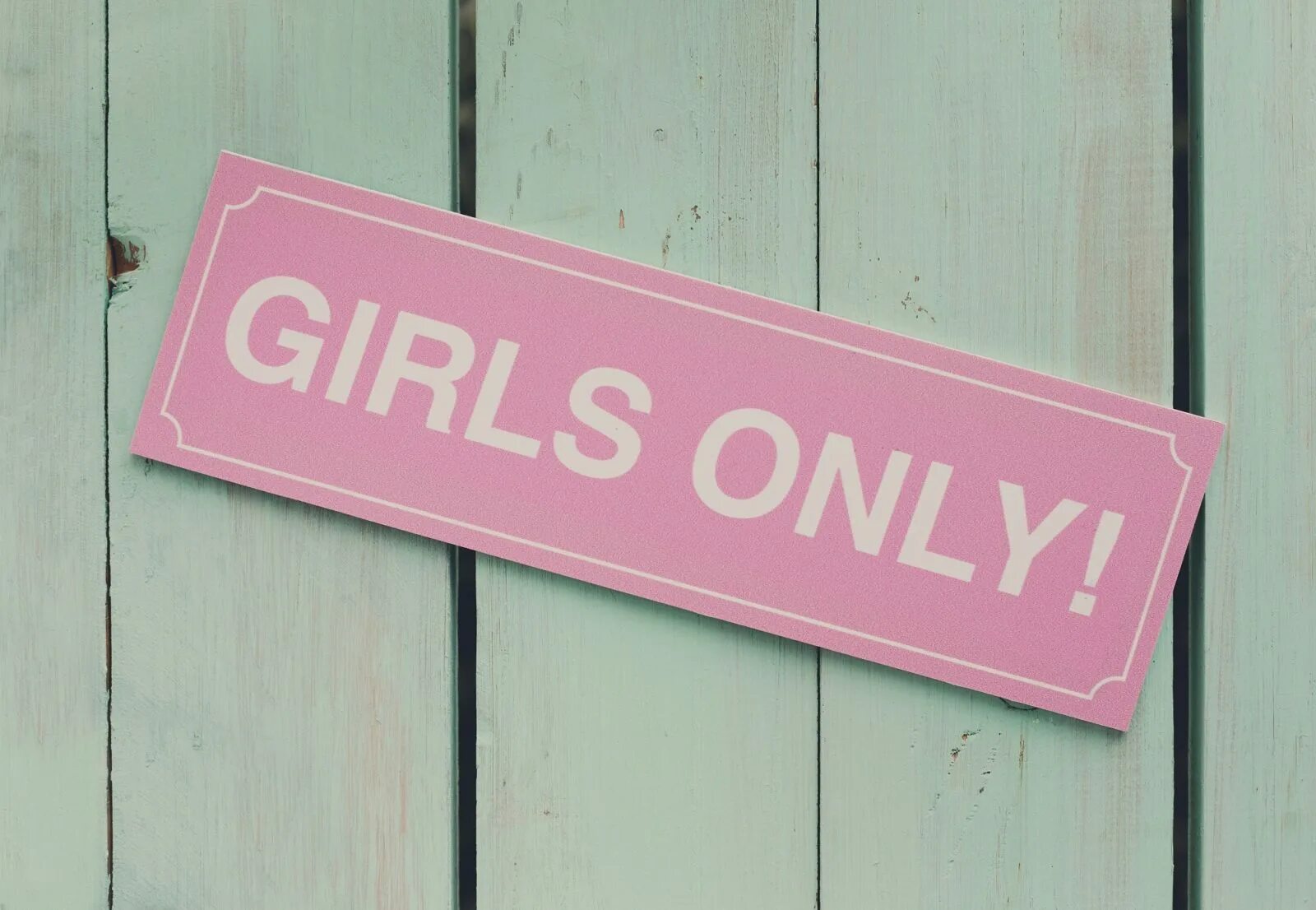 Girls only надпись. Герлс онли ижевск. Girls only детский телеканал. Общество girls only. Girl listen music.