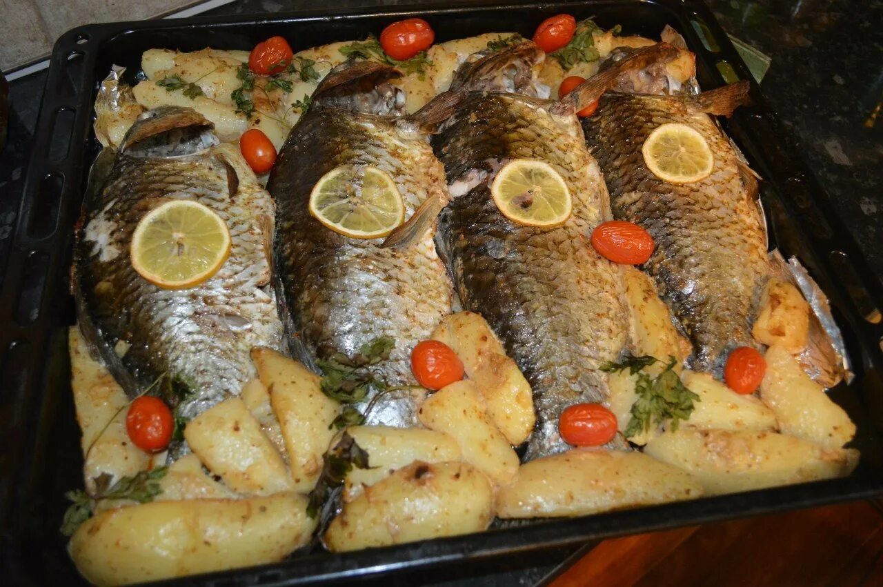 Рыба запеченная целиком. Сазан с овощами в духовке. Жареная рыба сазан. Филе сазана в духовке. Как вкусно приготовить сазана на сковороде