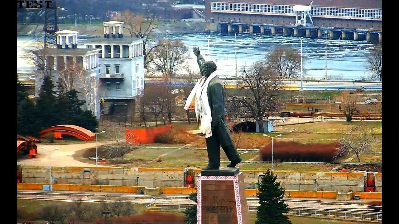 Дали запорожья. Памятник Ленину у ГЭС Запорожье. Ленин в Запорожье. Запорожье площадь Ленина. Запорожская ГЭС памятник.