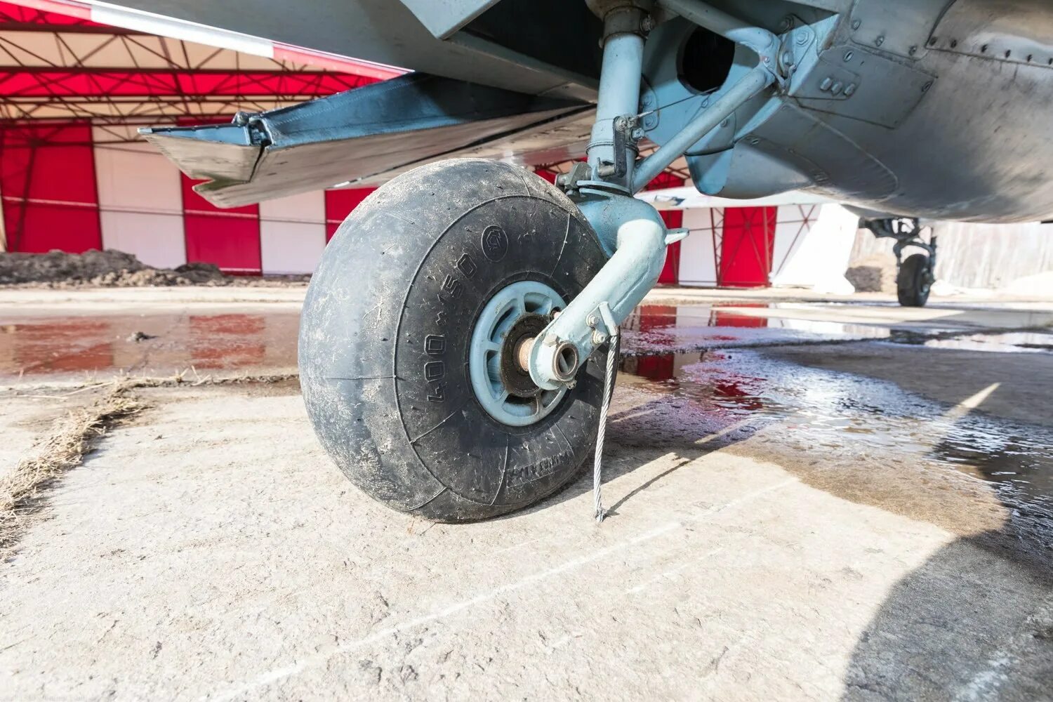 Заднее шасси. Airbus a350 шасси. Передняя опора шасси ил 62. Су-25 шасси. Шасси самолета ил 62.