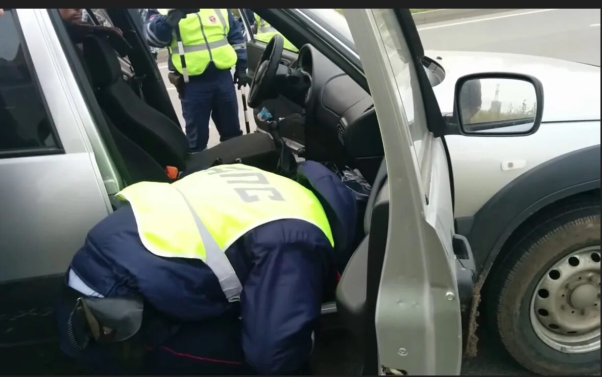 Гибдд осматривает машину. Досмотр автомобиля. Обыск автомобиля. Обыск машины. Досмотр автомобиля.