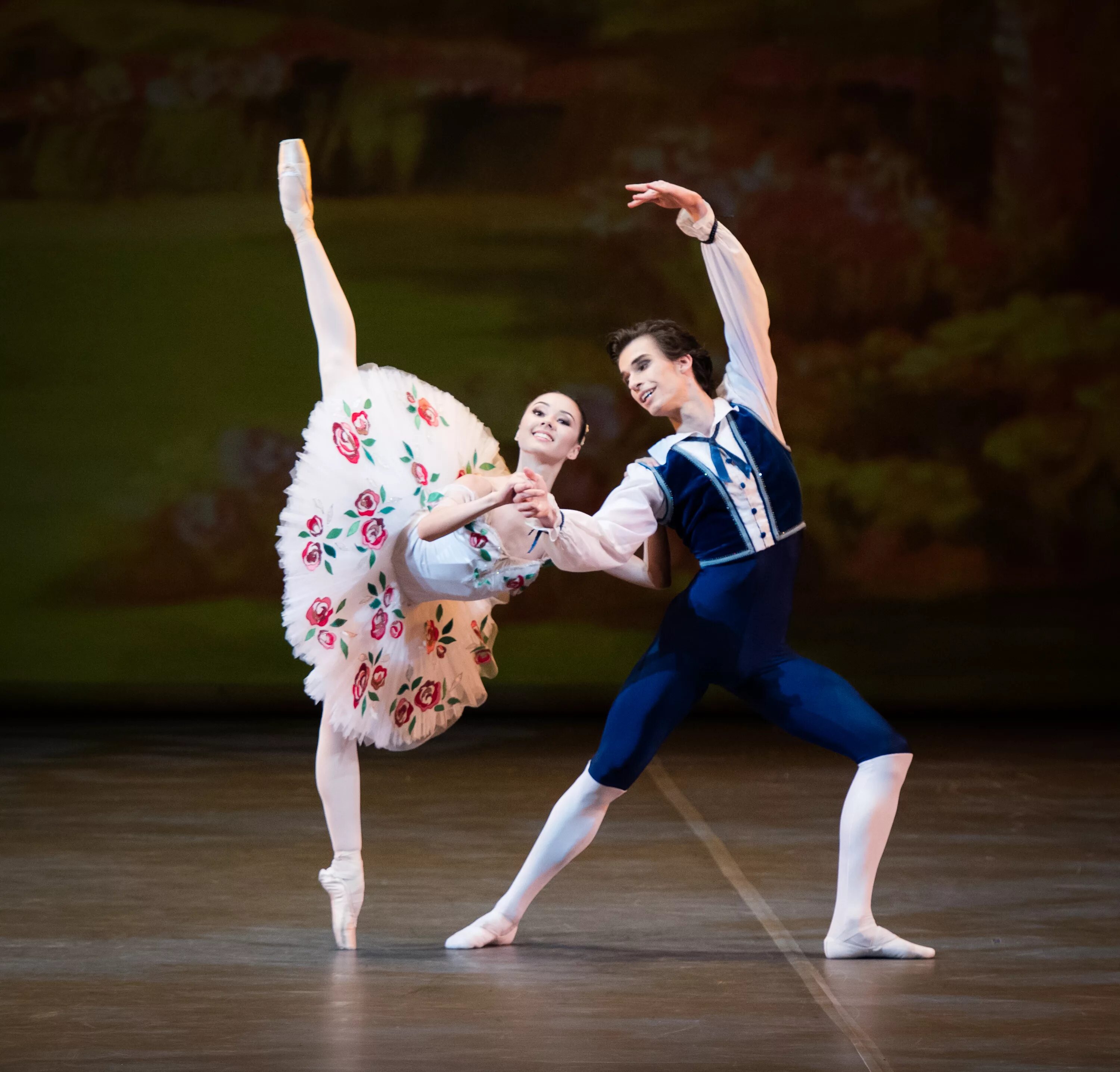 Светлана захарова караваджо. Трёхэтажный дом с бассейном. Балет чайковский па де де. Джейд вебер балерина. Падеде в балете.