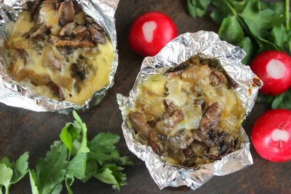 Курица в фольге в духовке. Голень в фольге с овощами. Курица с грибами в духовке в фольге. Свинина в фольге с овощами. Курица с картошкой в духовке в фольге.