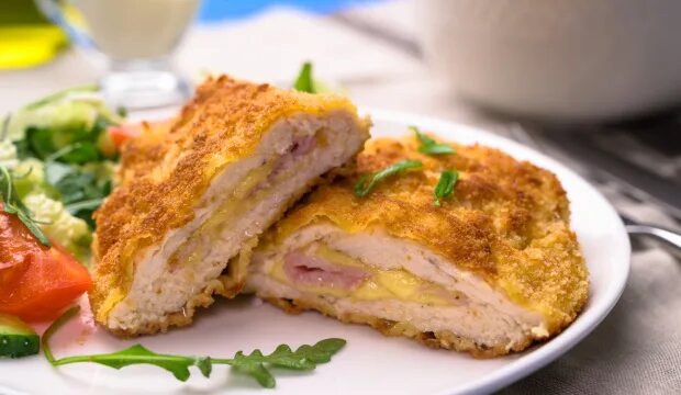 Кордон блю рецепт с ветчиной и сыром. Курица кордон блю. Рулетики кордон блю. Кордон блю котлеты с ветчиной и сыром на сковороде. Цыпленок кордон блю.