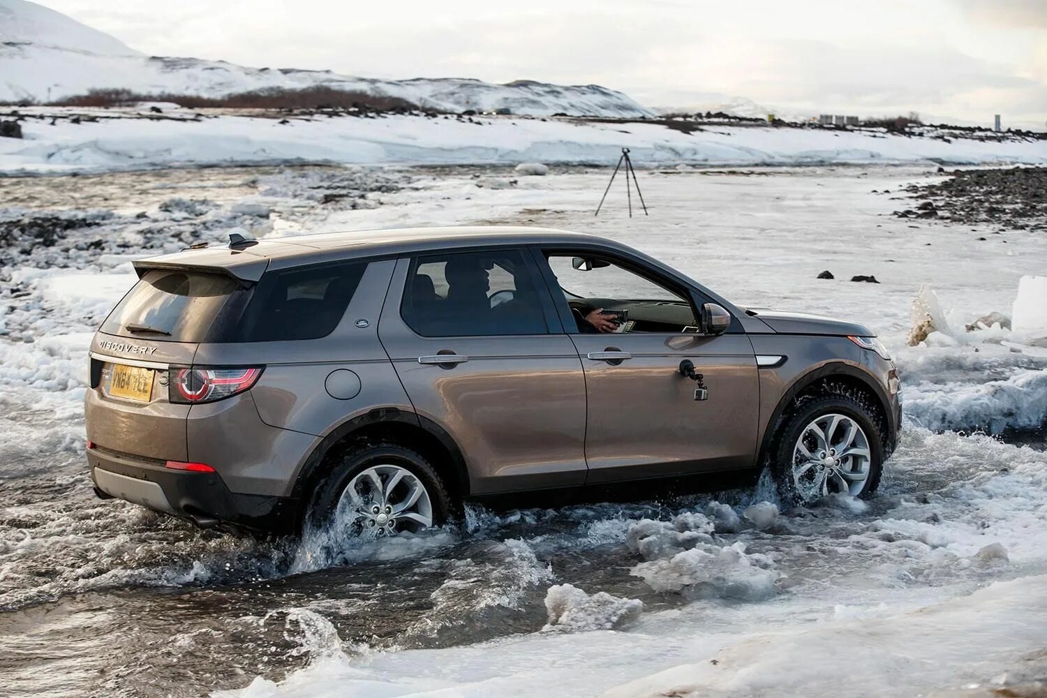 Land rover discovery sport отзывы. Ленд Ровер Дискавери спорт 2015. Discovery Sport r19. Дискавери спорт 3. Ленд Ровер Дискавери 5 на бездорожье.