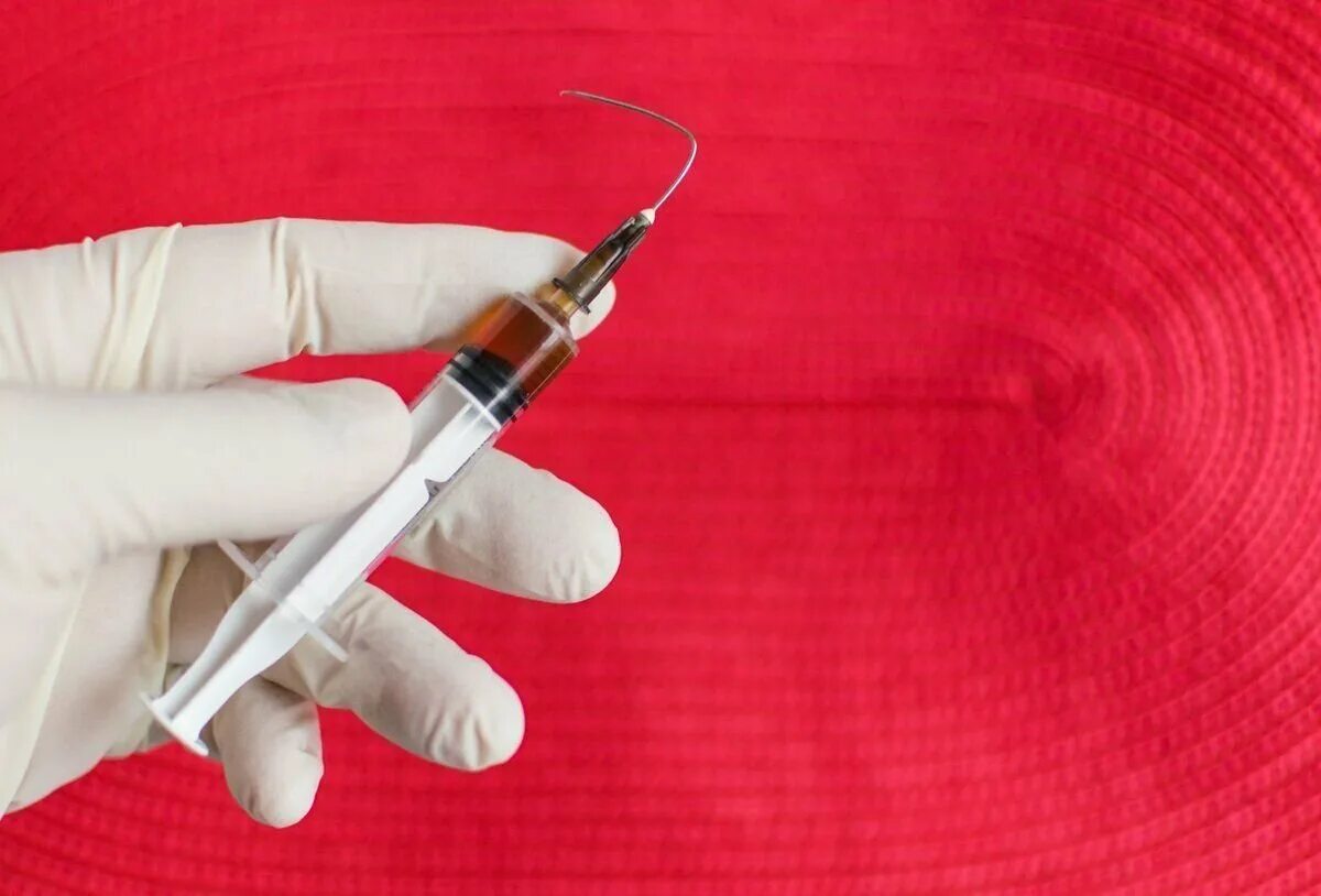 Поломка иглы профилактика. Сломанная швейная игла. Сломанная булавка. Ломается игла. Поломанная игла.