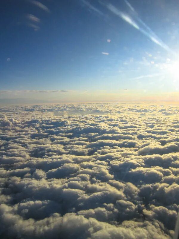 На высоте 3 тысяч метров. Над облаками. Полет в облаках. Небо над облаками. Высота облаков.