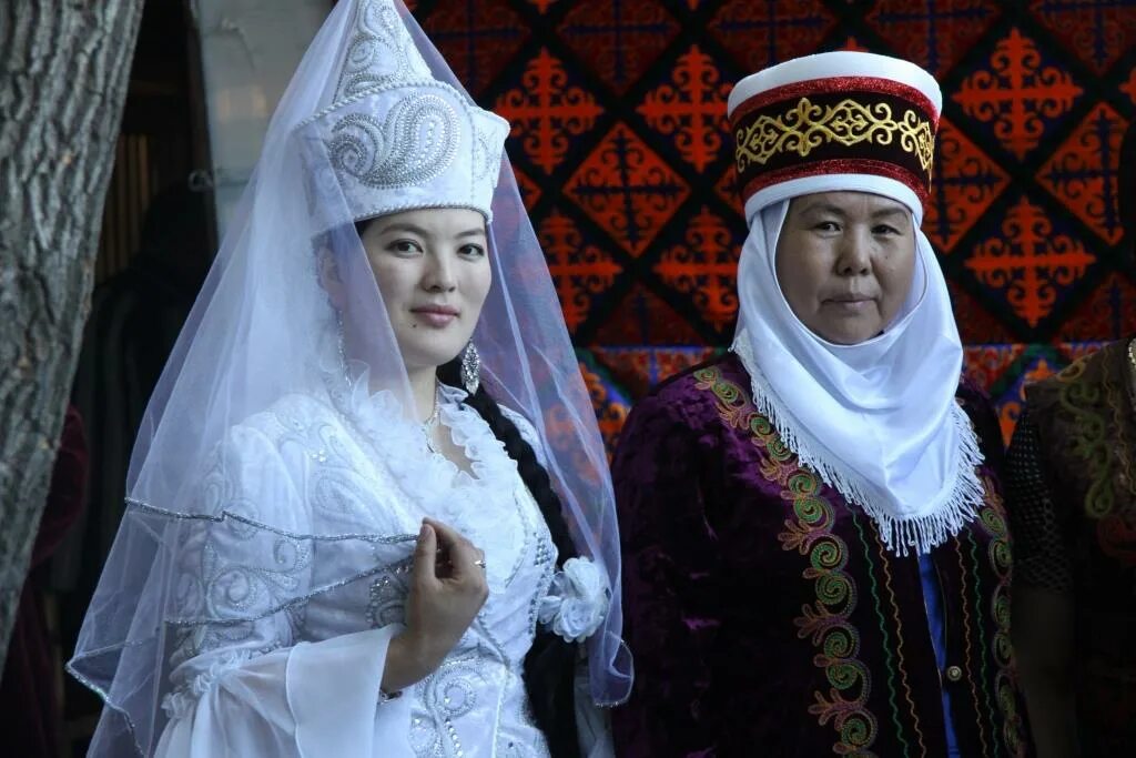 Киргизские женщины. Народы России киргизы. Кыргызы внешность. Южные киргизы.