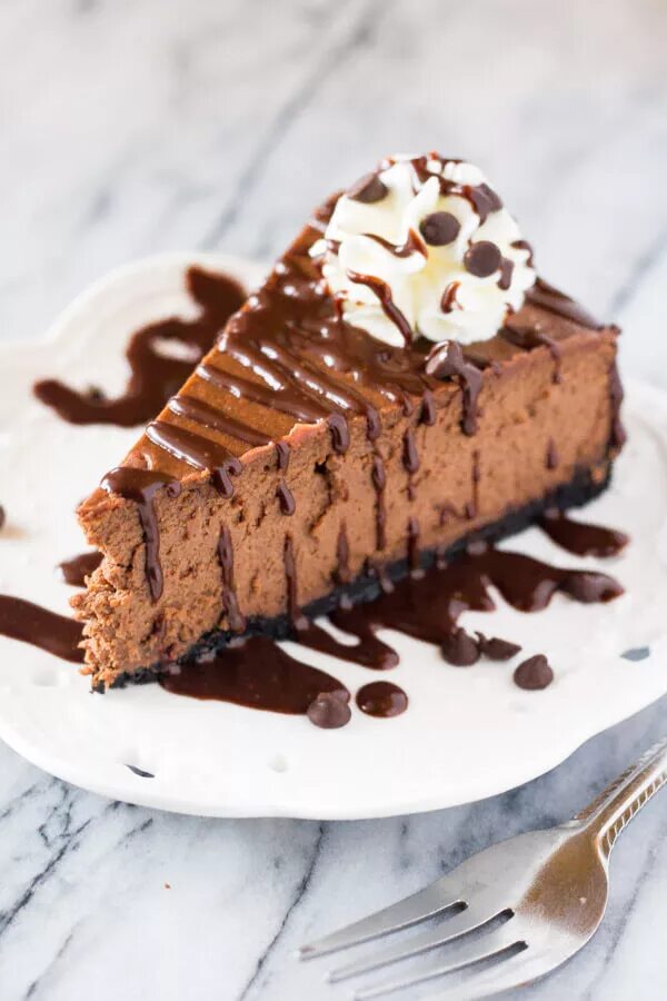 Творожно шоколадный чизкейк. Творожно шоколадный чизкейк. Шоколадный чизкейк с выпечкой. Чизкейк нью-йорк шоколадный. Венецианский чизкейк тирамису.