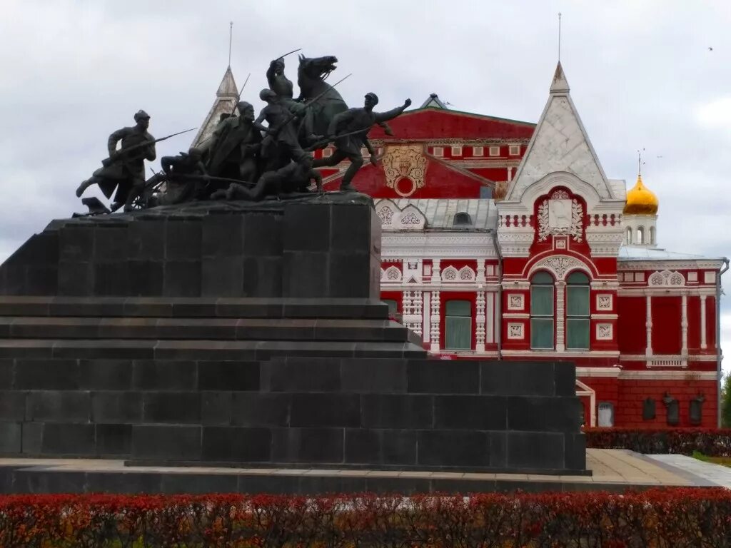 Чапаев самарская область. Памятник Чапаеву Самара. Самарский театр драмы памятник Чапаеву. Памятник Василию Чапаеву в Самаре. Манизер памятник Чапаеву.