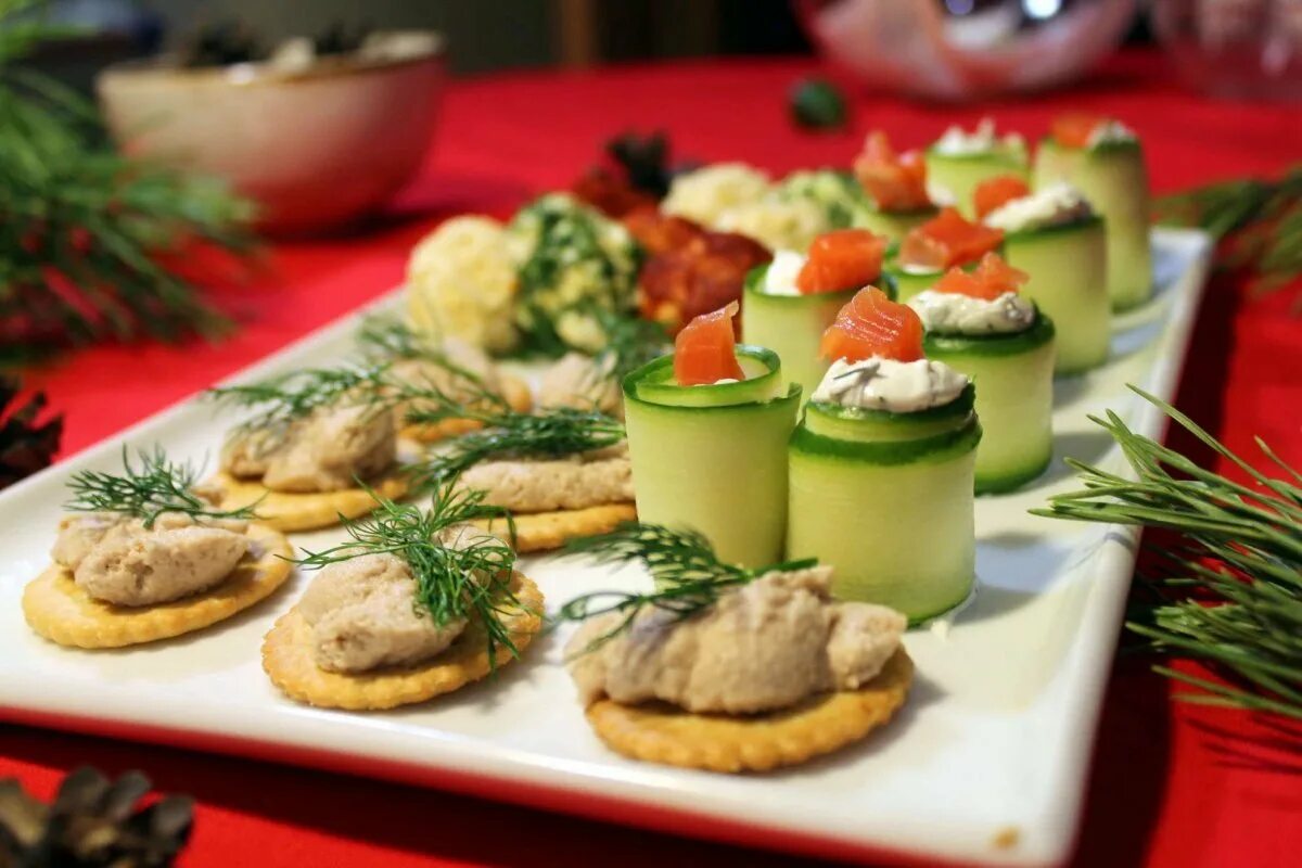 Модные закуски. Холодные закуски. Стильные закуски на праздничный стол. Закуска на крекерах на праздничный стол.