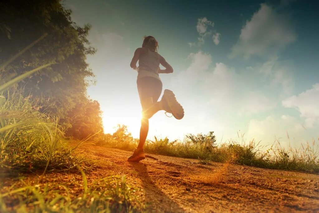 Порядок передвижения по пешеходным дорожкам. Двигательная активность. Бег девушки. Движение людей должно быть не. Съемка в прыжке.