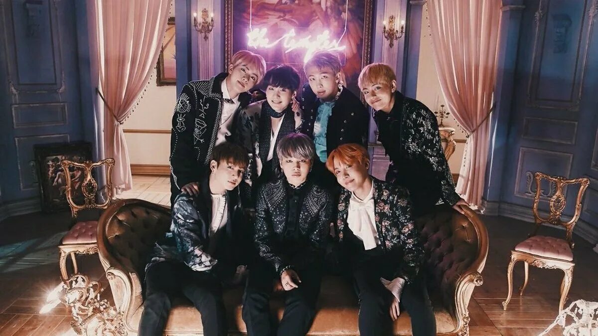 Bts bs&t. Блуд свит. Блуд свит. Бтс blood sweat tears. Тэхён blood sweat and tears.