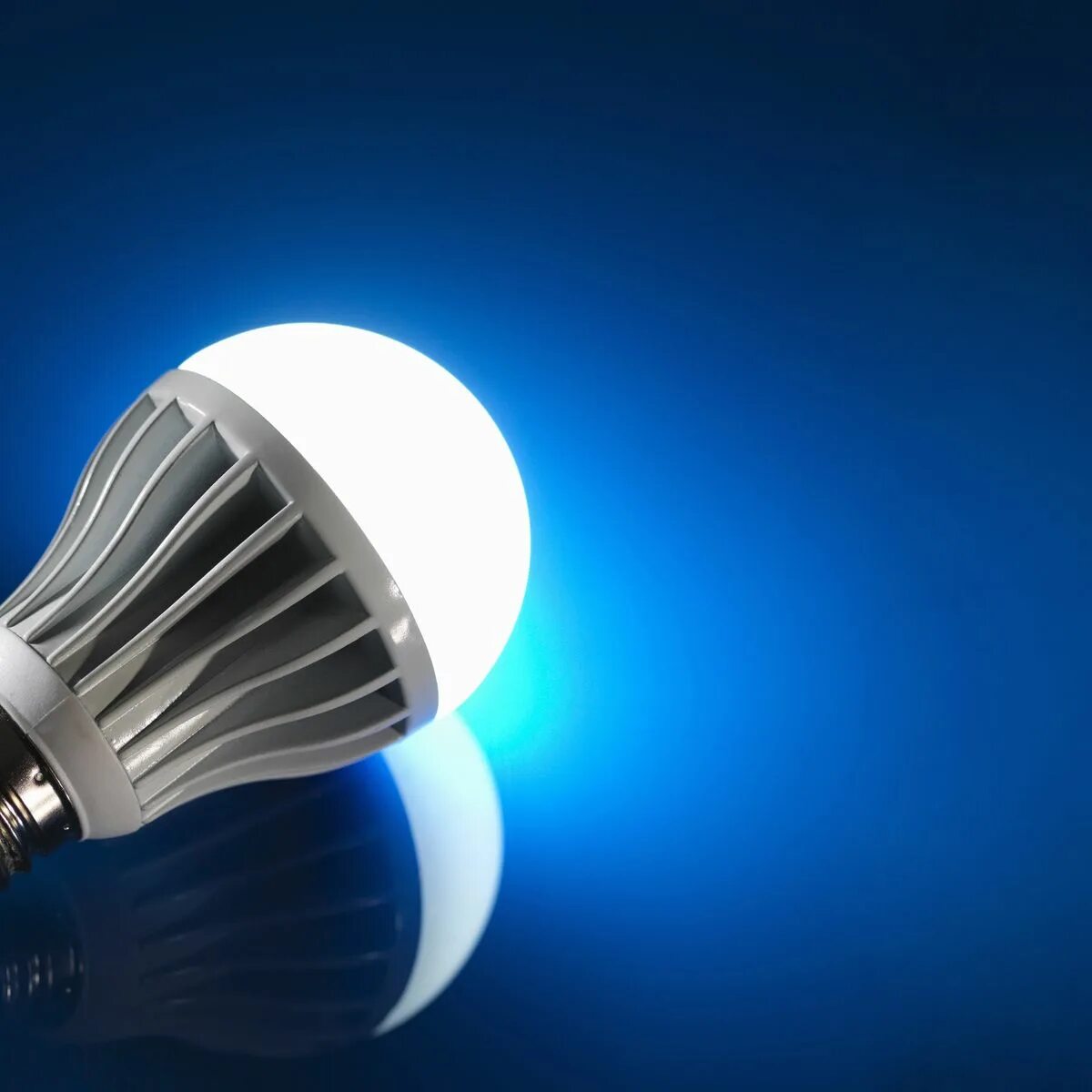 Лампа philips p45 40w e27 cl. Светодиодная лампа энергия. Лампа светодиодная онлайт а60 10вт е27. Таблица мощности энергосберегающих и светодиодных ламп. Светодиодная лампа энергия.