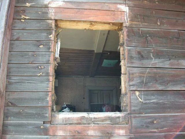 Можно заложить окно. Старые оконные проемы. Расширение окон в Старом деревянном доме. Пластиковые окна в старых домах. Расширение окна в деревянном доме.