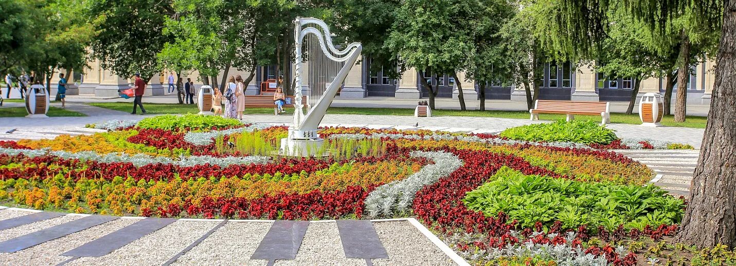 Цветная площадь. Новосибирск площадь Ленина клумбы. Клумба в Первомайском сквере в городе Новосибирск. Площадь Ленина Новосибирск клумбы 2022. Цветник Новосибирск площадь Маркса.