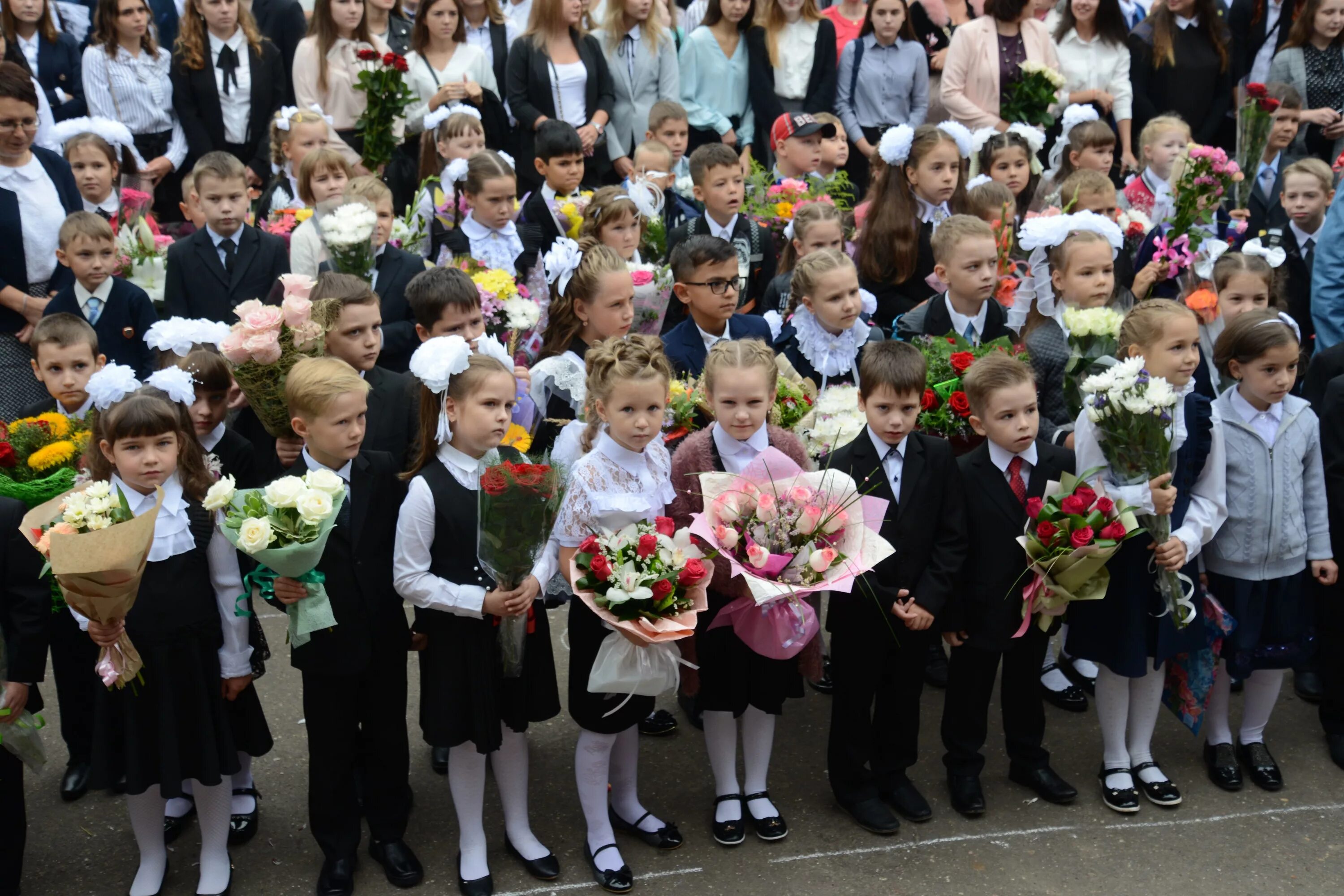 В первый класс в 2021 году. Первоклашки. Школа первый класс. Школа первоклассника. Первоклашки идут в школу.