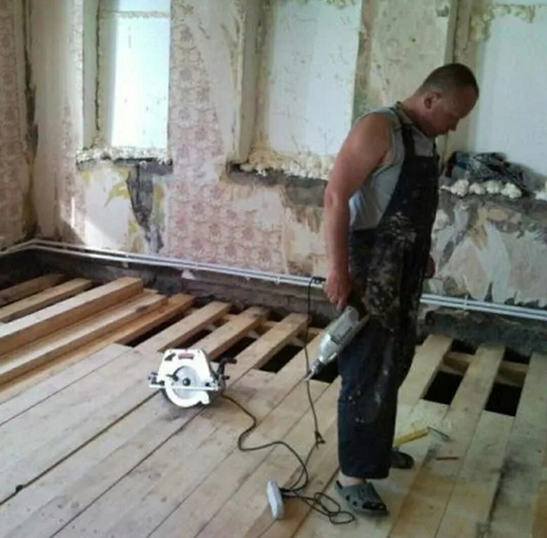 Деревянный пол на лагах. Деревянные полы в частном доме. Заменить деревянные полы в доме. Деревянный пол в квартире. Полы в хрущевке.