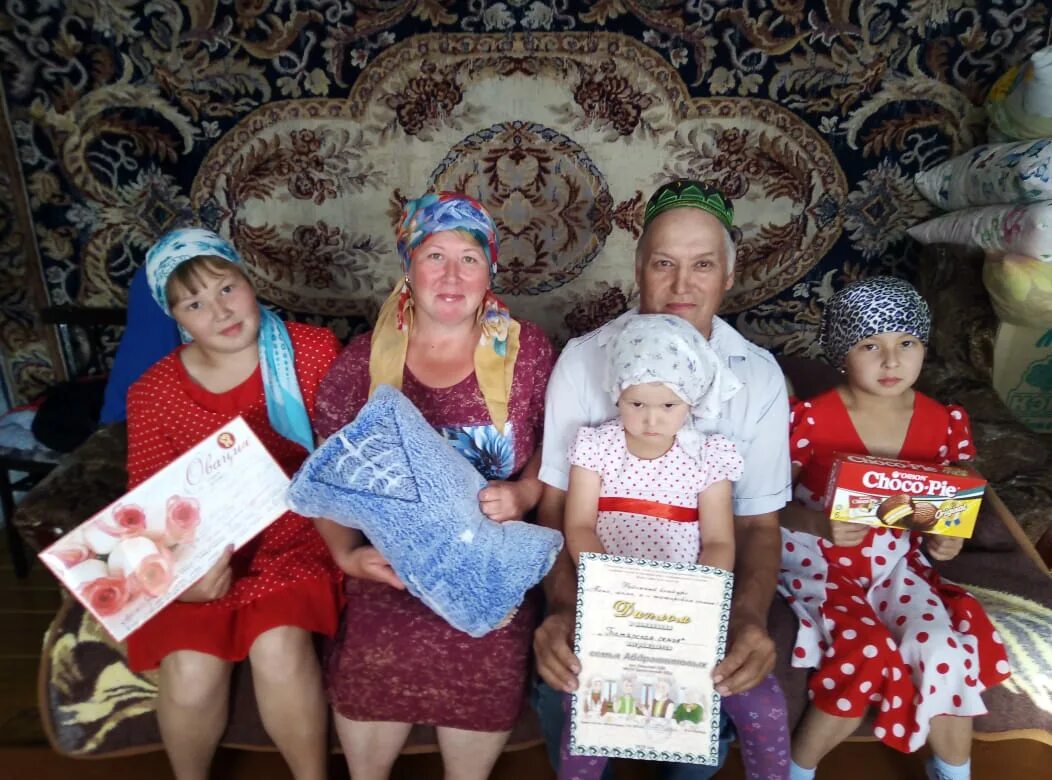 Татары семья и группа. Папа мама я дружная семья с татары с тюбитейками.